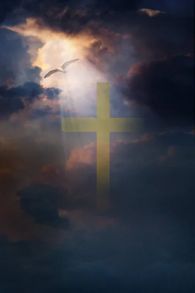 Croce Cielo Tempestoso Con Raggi Uccelli Che Volano Composizione Spirituale — Foto Stock