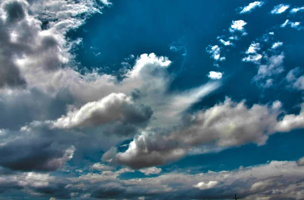 Mavi Gökyüzündeki Bulutların Fotoğrafı — Stok fotoğraf