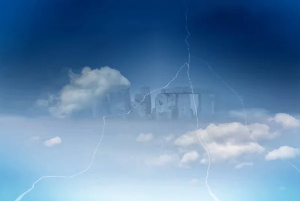 Стоунхендж Між Хмарами Сюрреалістичному Ландшафті — стокове фото