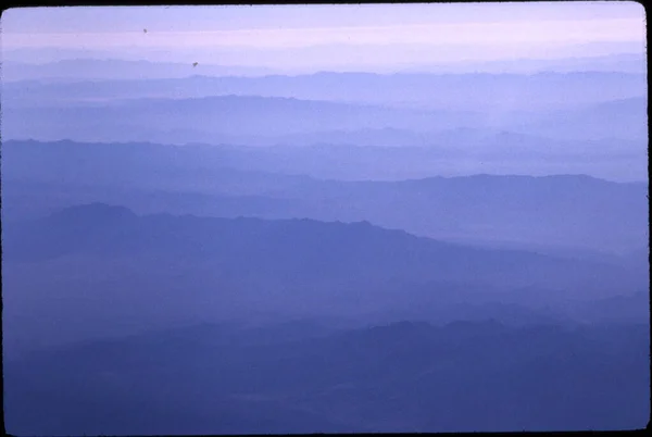 霧の多い山の眺め — ストック写真