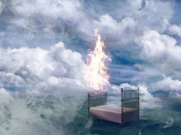 Gerçeküstü Bulutlu Bir Ortamda Yatak Alevler Yanıyor Yanan Hayaller — Stok fotoğraf