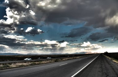 Huzurlu kırsal alanda sonsuz yol.