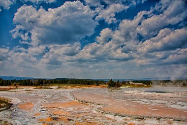 Yeşil tarlası ve bulutlu gökyüzü olan güzel bir manzara. 