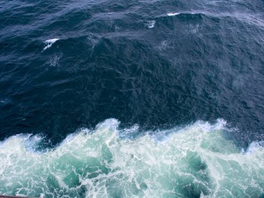 Deniz suyundaki dalgalar, yaklaşın.