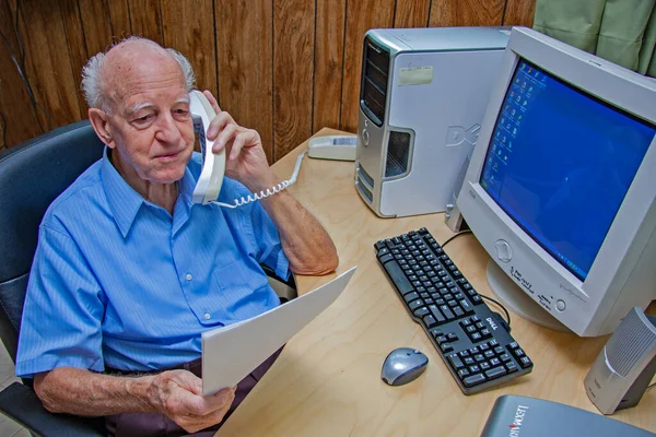 Старший Человек Работает Компьютером Офисе — стоковое фото