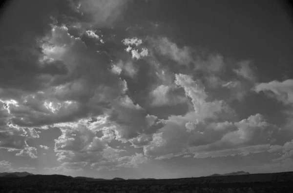 Schöne Ländliche Landschaft Schwarz Und Weiß Wolken Himmel — Stockfoto