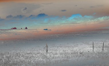 Alan ve bulutlu gökyüzü arkaplanlı manzara