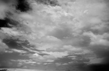 Gökyüzünde siyah ve beyaz bulutlar.