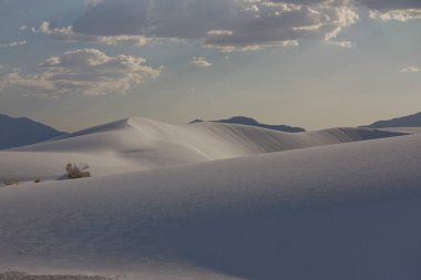 Güzel çöl manzarası ve bulutlu gökyüzü 