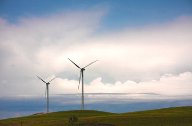 Rüzgar türbinleri soyut renkli arkaplan görüntüsü 