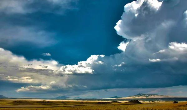 Hermoso Paisaje Rural Vistas Montaña Nubes —  Fotos de Stock