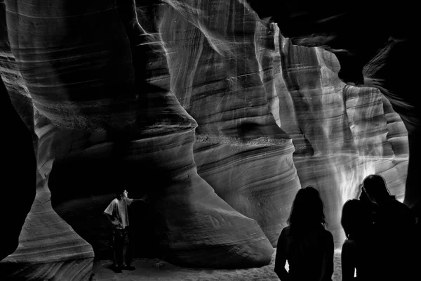 参观亚利桑那州安泰洛普峡谷的人 黑白图像 — 图库照片