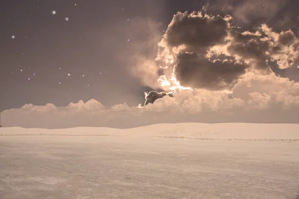 Kış Manzarası Bulutların Arasından Gün Işığı Oluşturma — Stok fotoğraf