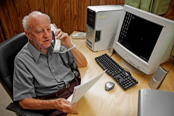 Senior Man Working Computer Office — Fotografie, imagine de stoc