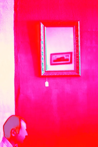 Odada Duvarında Resim Olan Bir Adam — Stok fotoğraf