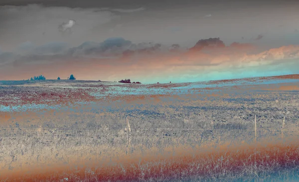 Alan ve bulutlu gökyüzü arkaplanlı manzara