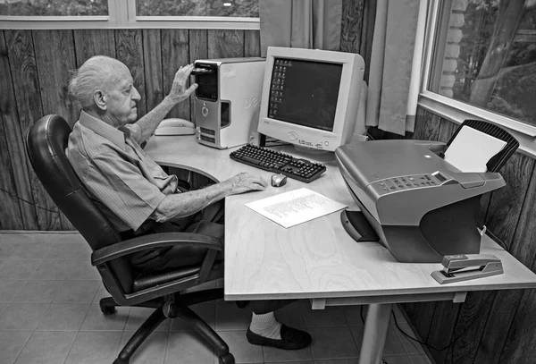 Hombre Mayor Que Trabaja Con Computadora Oficina — Foto de Stock