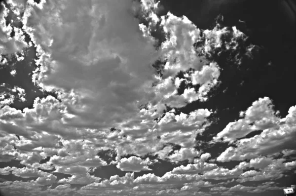 天空中的黑白云 — 图库照片