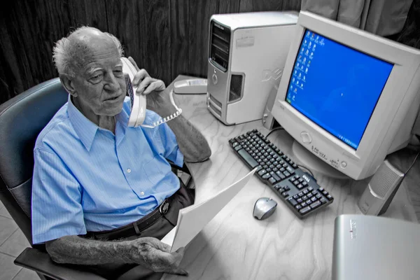 Senior Man Working Computer Office — Fotografie, imagine de stoc