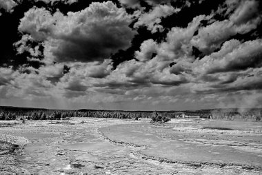 Arka planda bir nehir olan güzel bir manzara.