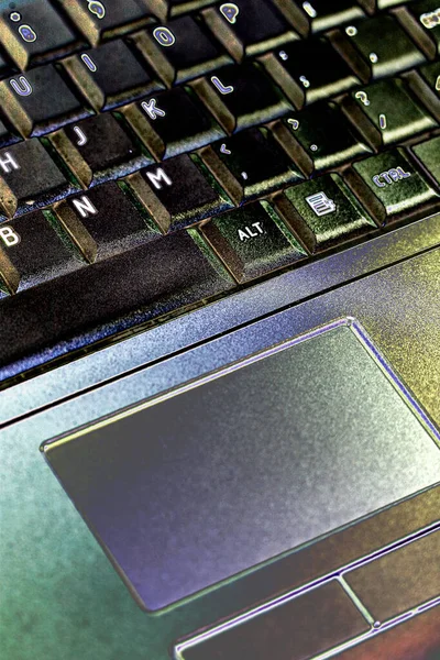 ノート パソコンのキーボードとタッチパッド — ストック写真