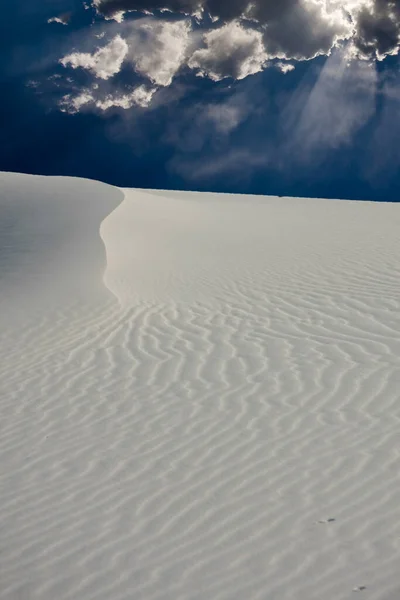 Güzel Çöl Manzarası Bulutlu Gökyüzü — Stok fotoğraf