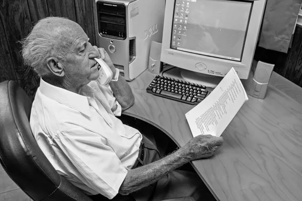 Senior Man Working Computer Office — Fotografie, imagine de stoc