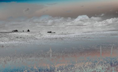 Alan ve bulutlu gökyüzü arkaplanlı manzara