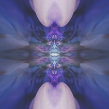 Pastel renklerde simetrik süs resmi.