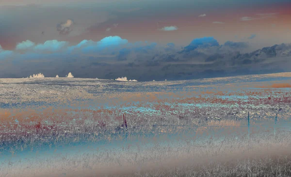 Krajobraz Polem Zachmurzone Tło Nieba — Zdjęcie stockowe