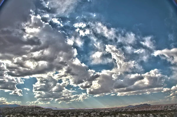 Nuvole Raggi Sole Sul Paesaggio Naturale — Foto Stock