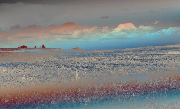 Alan ve bulutlu gökyüzü arkaplanlı manzara