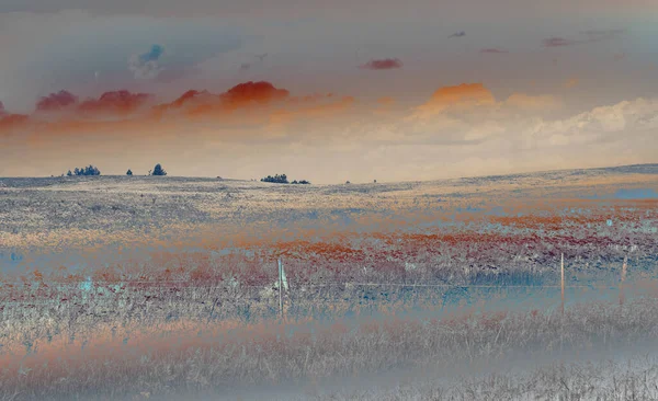 Alan ve bulutlu gökyüzü arkaplanlı manzara