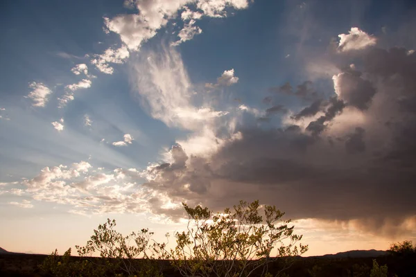 Güzel Doğa Sahnesi Gökyüzündeki Bulutlar — Stok fotoğraf