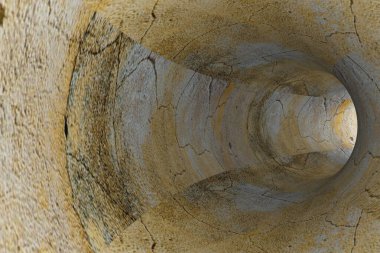 Duvarlarında çatlaklar olan soyut bir tünel..