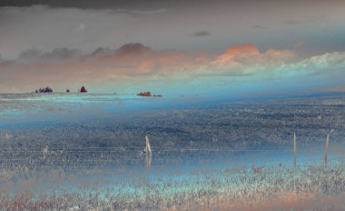 Alan ve bulutlu gökyüzü arkaplanlı manzara