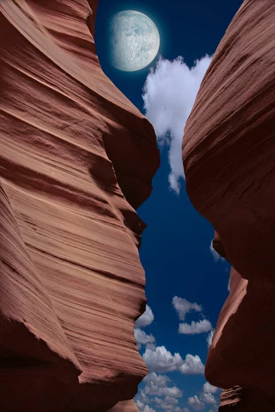 Red Rock Kanyonu Gökyüzünde Dolunay — Stok fotoğraf