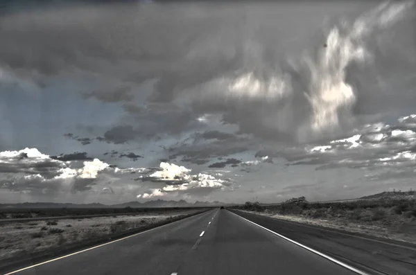 Huzurlu Kırsal Alanda Sonsuz Yol — Stok fotoğraf