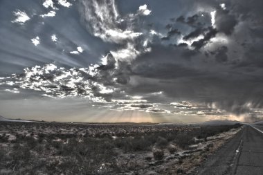 Huzurlu kırsal bölgede yol.