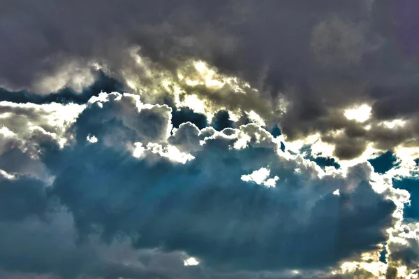 Luz Del Sol Viene Través Nubes Gruesas —  Fotos de Stock