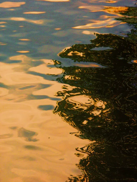 波紋の海の水 波と反射 — ストック写真