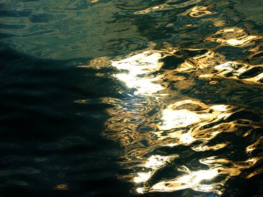 Dalgalı deniz suyu. dalgalar ve yansıma.