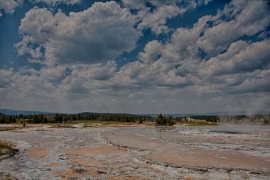 Yeşil tarlası ve bulutlu gökyüzü olan güzel bir manzara. 