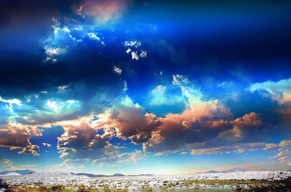 Denizin üzerinde güzel bir gün batımı