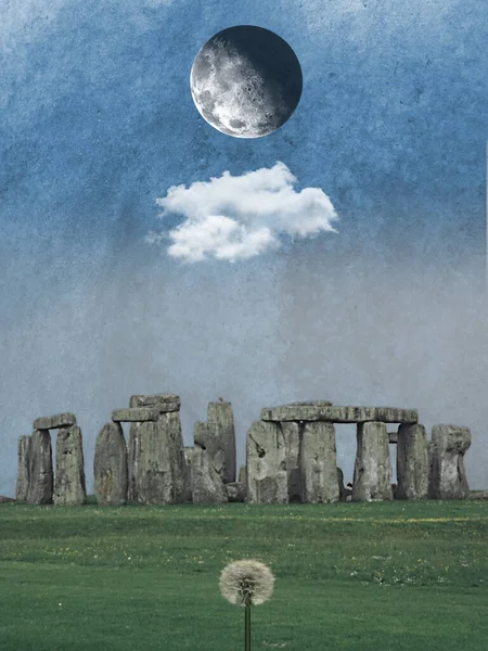 Stonehenge Kwiat Mniszka Lekarskiego Planeta Lub Księżyc Niebie — Zdjęcie stockowe