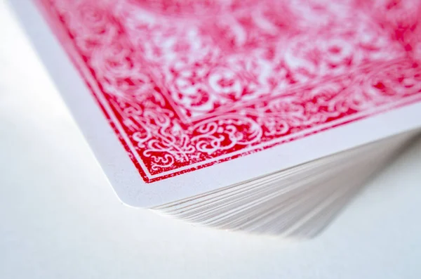 Červený Balíček Hracích Karet Přes Bílé Pozadí — Stock fotografie