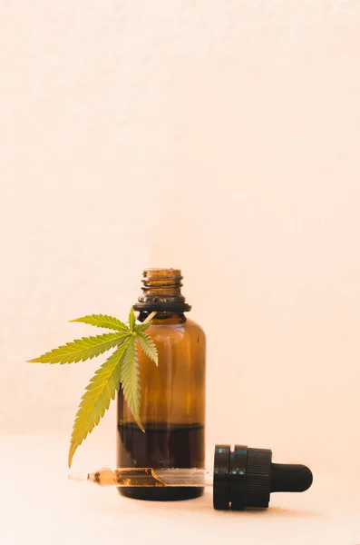 Olej Konopny Medyczne Produkty Marihuany Tym Liść Konopi Indyjskich Cbd — Zdjęcie stockowe