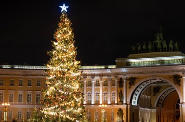 St. Petersburg 'da Noel ağacı, Palace Meydanı' nda. 2021 yılbaşı havası..