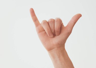 Kadın Shaka 'yı teslim edecek ya da beyaz bir arka planda işaret verecek.