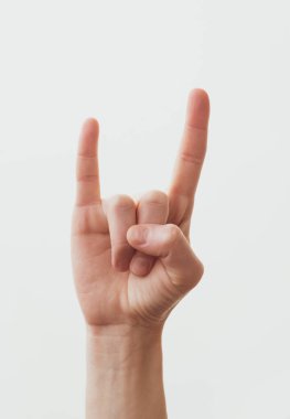 Kadın eli gösterisi Rock 'n Roll işareti ve aşk ve kalp